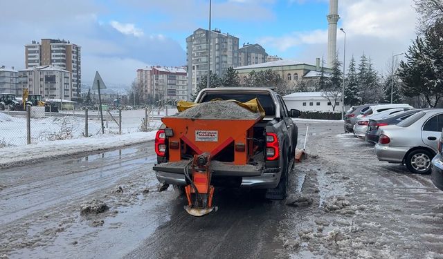 Melikgazi Belediyesinin karla mücadele çalışmaları sürüyor