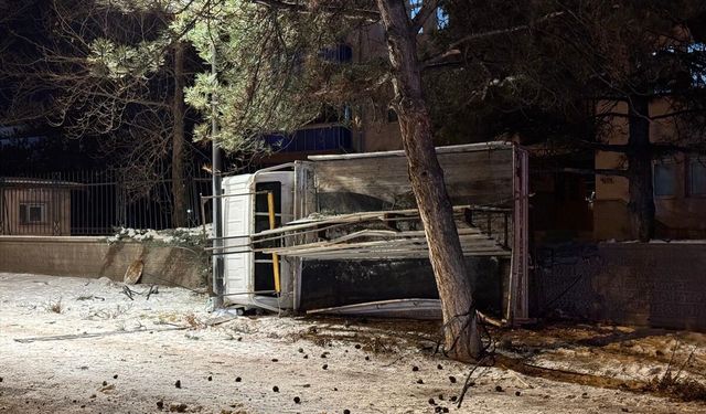 Nevşehir'de otomobil ile kamyonetin çarpıştığı kazada 4 kişi yaralandı