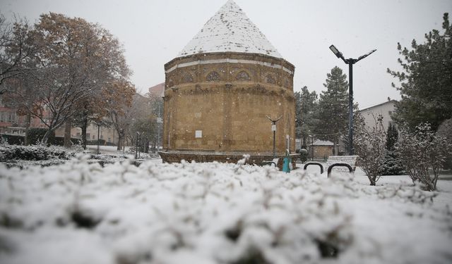 Niğde'de kar etkili oluyor