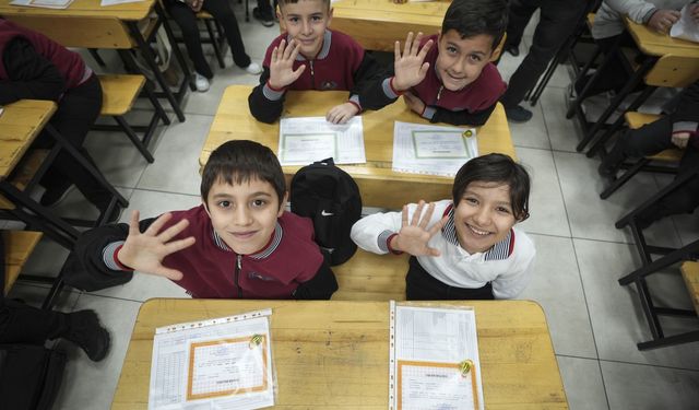 Öğrenciler karnelerini alarak yarıyıl tatiline başladı