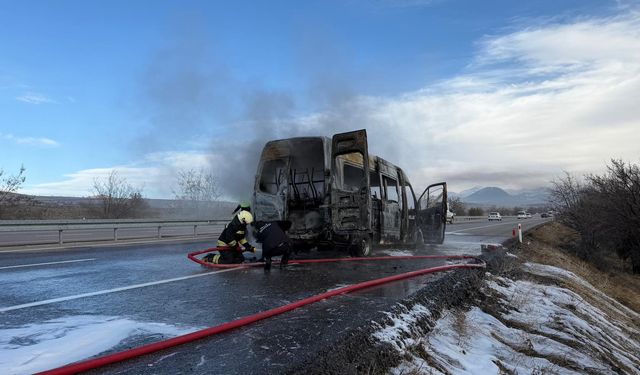 Seydişehir'de halindeki yolcu minibüsü yandı