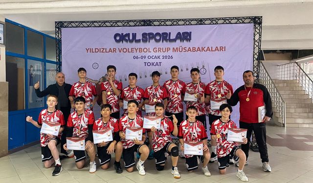 Sivas Şehit Adnan Saka Ortaokulu voleybol takımı bölge müsabakalarında yarı finale kaldı