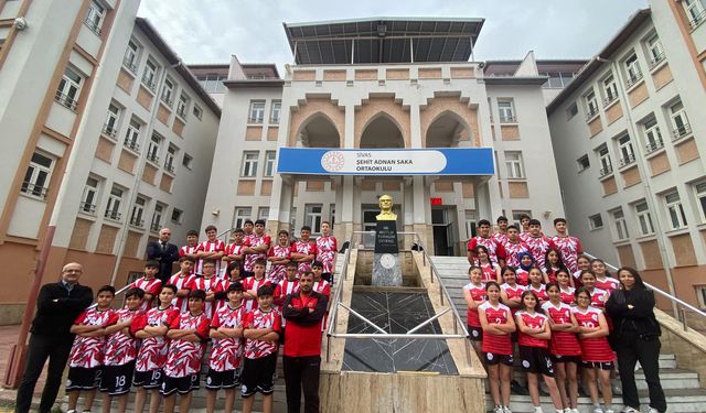 Sivas Şehit Adnan Saka Ortaokulu voleybol takımından 2 öğrenci milli takım kampına çağrıldı