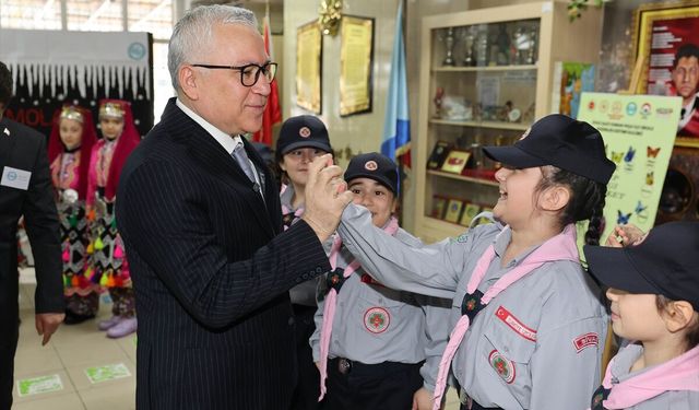 Sivas Valisi Şimşek, öğrencilerin karne heyecanına ortak oldu