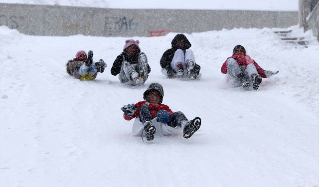 Sivas'ta çocuklar karda poşet ve tepsilerle kayarak yılbaşı tatilinin keyfini çıkardı