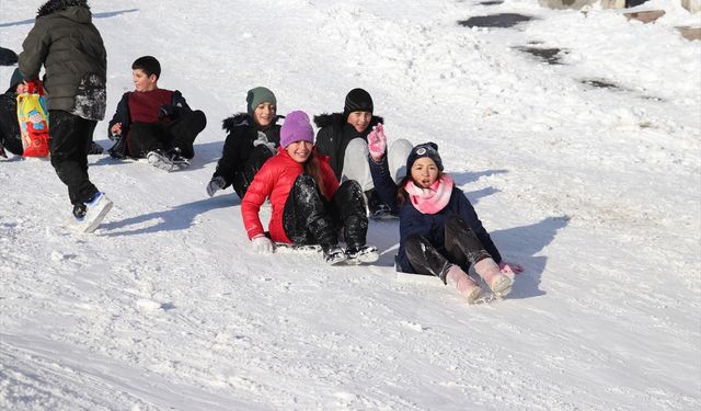 Sivas'ta çocuklar tatilin keyfini tepsi, poşet ve kızaklarla kayarak çıkardı