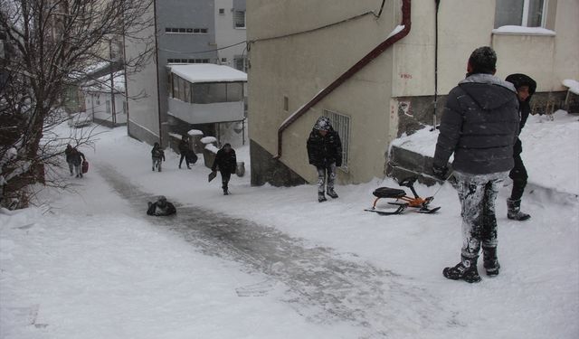 Sivas'ta çocuklar yılbaşında leğen, poşet ve kartonla kar keyfi yaşadı