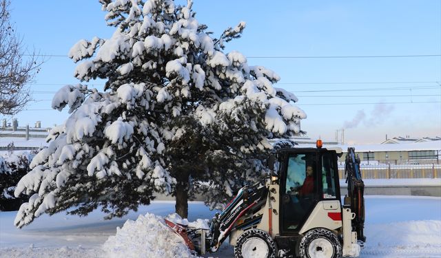 Sivas'ta Kızılırmak'ın bazı kısımları buz tuttu