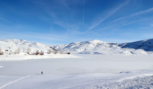Sivas'ta Yıldız Göleti'nin yüzeyi buz tuttu
