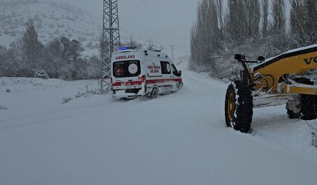 Sivas'ta yolu kardan kapanan köylerdeki diyaliz hastaları ekiplerin yardımıyla hastaneye yetiştirildi