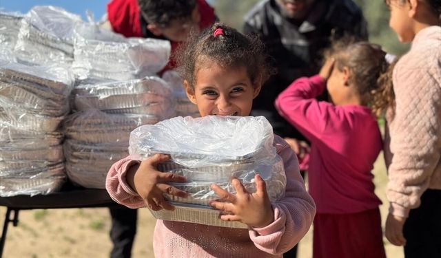 Türk Kızılay Gazze'de kışlık destek ve sıcak yemek yardımlarını sürdürüyor