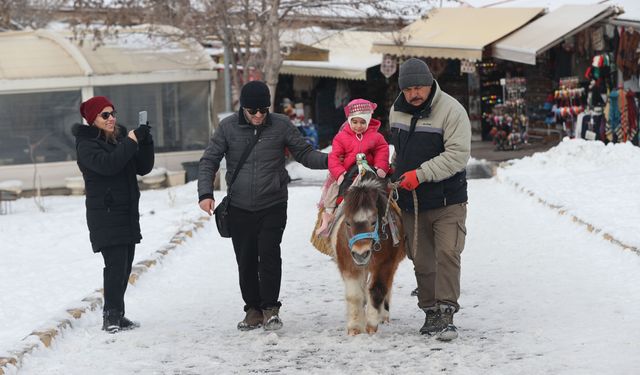 Yarıyıl tatili Kapadokya'daki kış dönemi sakinliğini hareketlendirdi