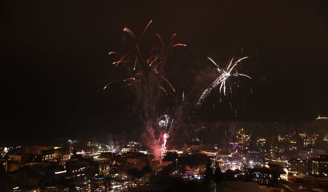 Yerli ve yabancı turistler 2026'yı Kapadokya'da coşkuyla karşıladı