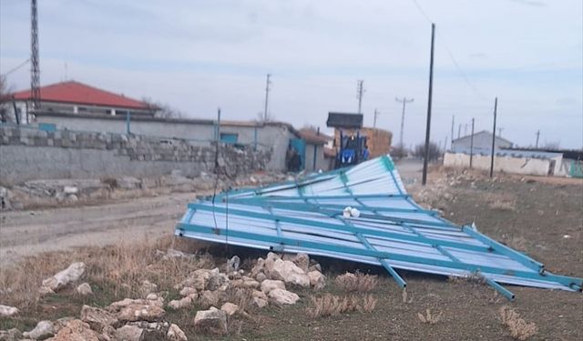 Aksaray'da kuvvetli rüzgar nedeniyle uçan çatının altında kalan kişi ağır yaralandı