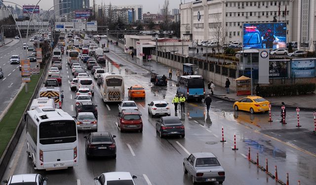 Ankara'da yarıyıl tatilin ardından okulların açılmasıyla trafik yoğunluğu oluştu