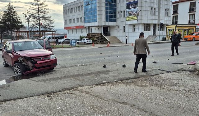Bahşılı'da iki otomobilin çarpıştığı kazada araçlarda hasar oluştu