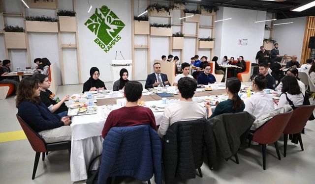 Bakan Kacır, ilk iftarını TÜBİTAK Fen Lisesi öğrencileriyle yaptı