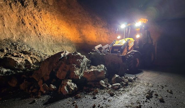 Beypazarı ilçesinde yola sürüklenen kaya parçaları kaldırıldı