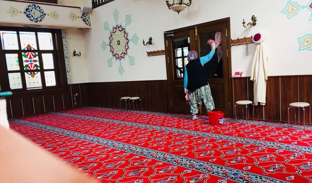 Beypazarı'da belediye ekipleri Ramazan öncesi camilerde temizlik çalışması yapıyor