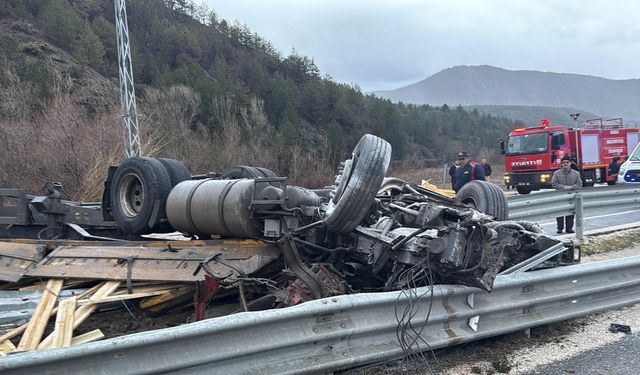 Çankırı'da devrilen tırın sürücüsü yaşamını yitirdi