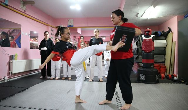 Doğuştan işitme engelli Berilsu'nun hedefi milli forma