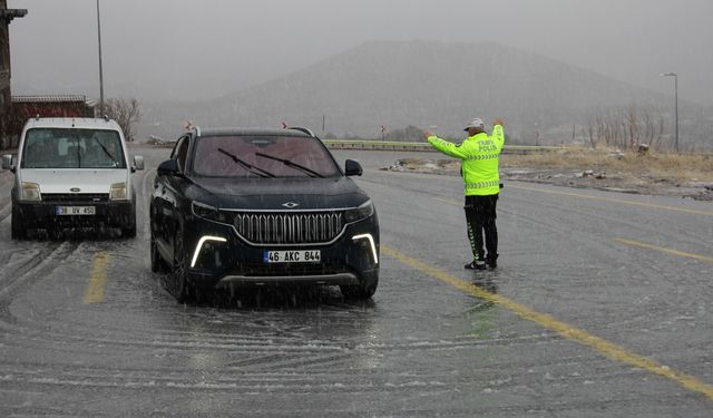 Erciyes'e ulaşımı sağlayan kara yolu yoğun kar ve tipi nedeniyle trafiğe kapatıldı