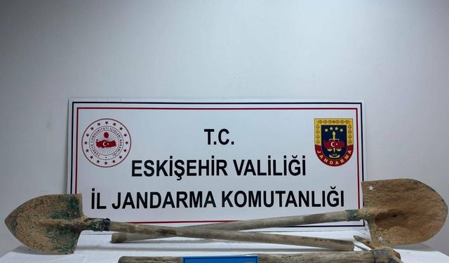 Eskişehir'de kaçak kazı yapan 2 şüpheli suçüstü yakalandı