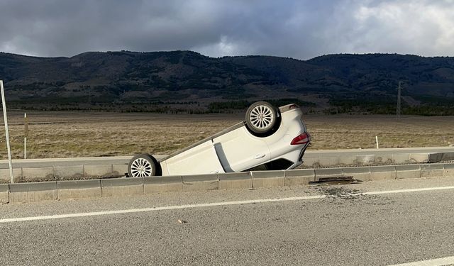 Eskişehir'de refüje devrilen otomobildeki 5 kişi yaralandı