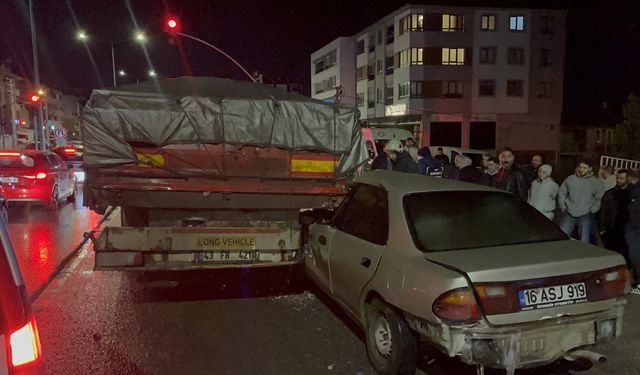 Eskişehir'de tıra arkadan çarpan otomobilin sürücüsü yaralandı
