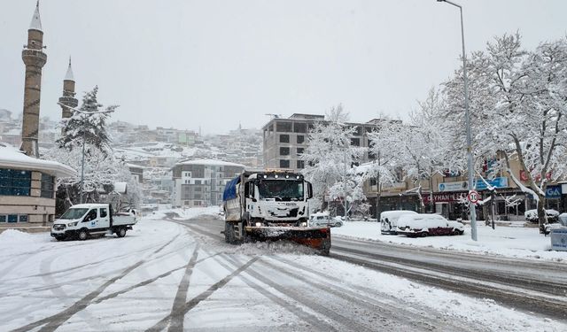 Hacılar'da karla mücadele çalışmaları devam ediyor