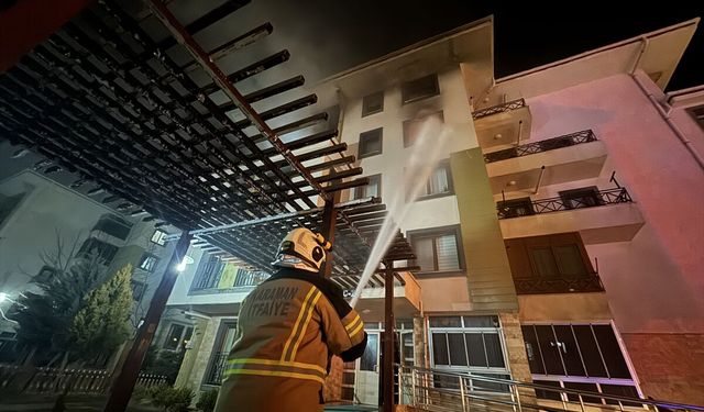 Karaman'da binada çıkan yangında 10 kişi dumandan etkilendi