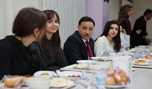 Kayseri Valisi Çiçek, öğrencilerle iftar yaptı