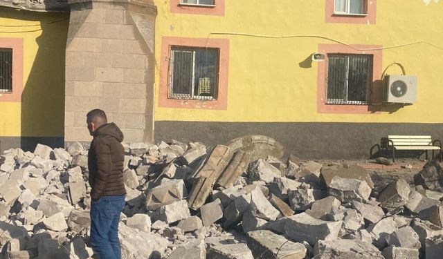 Kayseri'de şiddetli rüzgarda hasar gören minare kontrollü şekilde yıkıldı