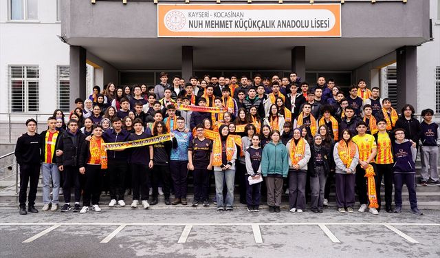 Kayserisporlu futbolcular lise öğrencileriyle buluştu