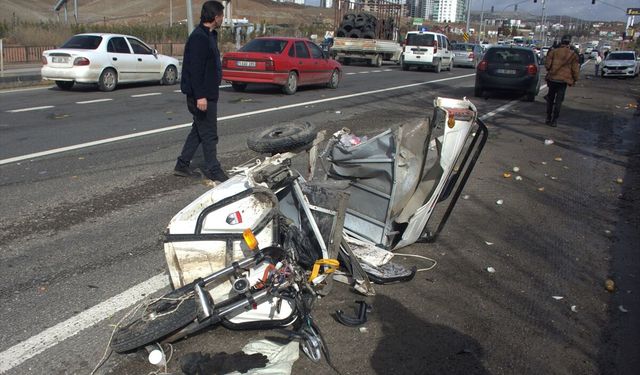 Kırıkkale'de 3 aracın karıştığı trafik kazasında biri ağır 2 kişi yaralandı