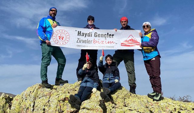 Kırşehir'de dağcılar Davullu zirvesine tırmandı