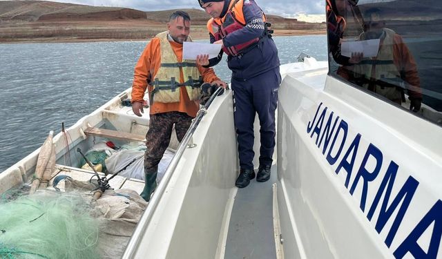 Kırşehir'de jandarma ekipleri Hirfanlı Barajı'nda denetim yaptı