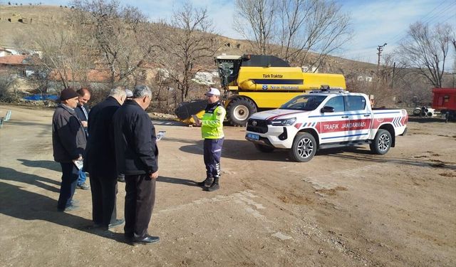 Kırşehir'de jandarma köylerde trafik kuralları hakkında bilgi verdi