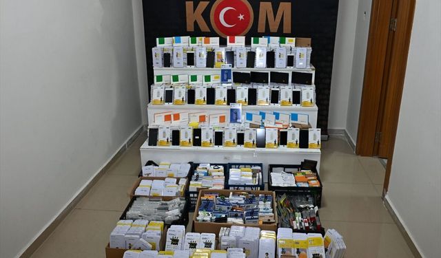 Kırşehir'de kaçak 1042 cep telefonu ekranı ve 287 batarya ele geçirildi
