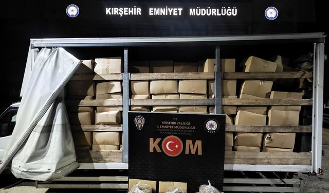Kırşehir'de kamyon kasasında 3,4 ton kıyılmış tütün ele geçirildi