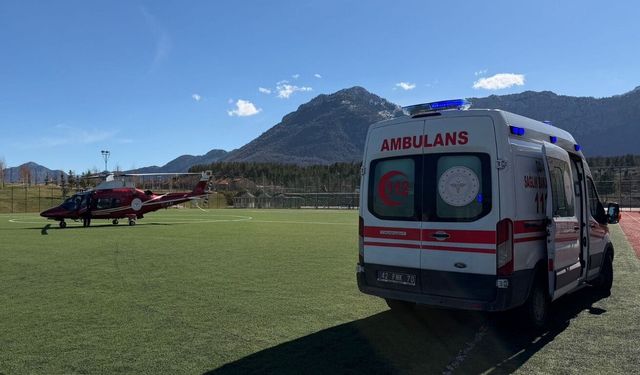 Konya'da cuma namazında kalp krizi geçiren kişi hava ambulansıyla hastaneye kaldırıldı