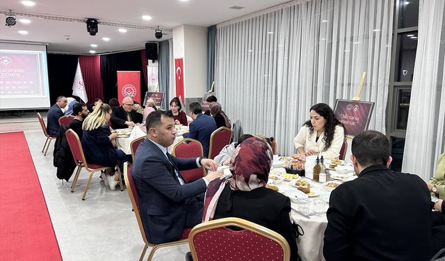 Konya'da devlet desteğiyle evlenen gençler akşam yemeğinde buluştu