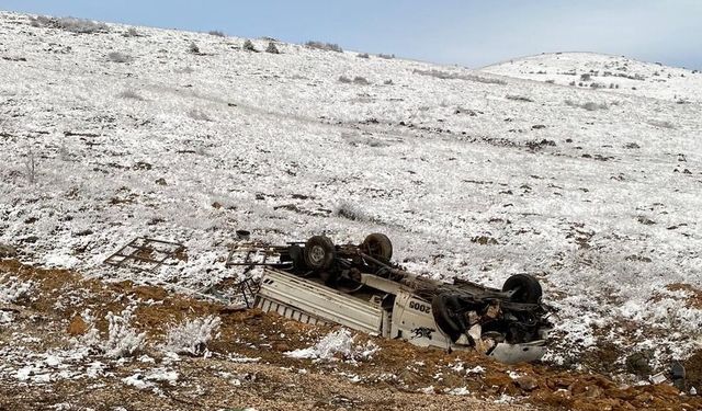 Konya'da şarampole devrilen kamyonetteki 4 kişi yaralandı