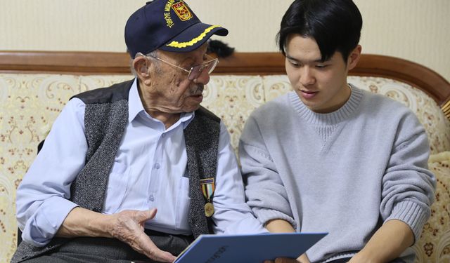 Konyaspor'un Güney Koreli oyuncusu Jinho Jo, 96 yaşındaki Kore gazisi ile buluştu