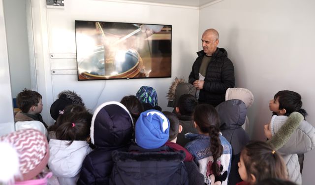 Melikgazi Belediyesi 'Mobil Sıfır Atık Toplama ve Eğitim Aracı'yla okullarda öğrencilere eğitim veriyor