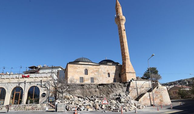 Nevşehir'de caminin istinat duvarının yıkılması güvenlik kamerasında