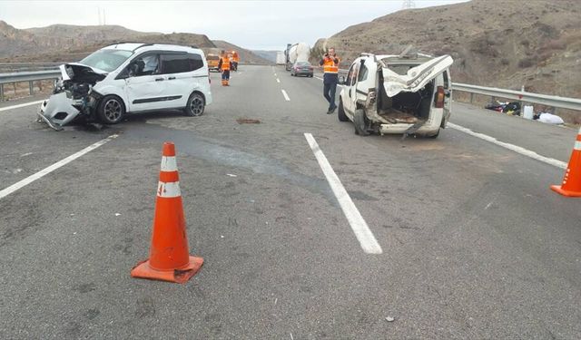 Niğde'de iki hafif ticari aracın çarpıştığı kazada 1 çocuk öldü, 7 kişi yaralandı