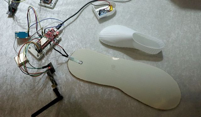 Öğrencilerin geliştirdiği akıllı ayakkabı tabanlığı, Alzheimer ve otizmli bireylerin izini sürecek