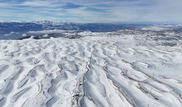 Sertavul Geçidi'nde kar manzarası havadan görüntülendi