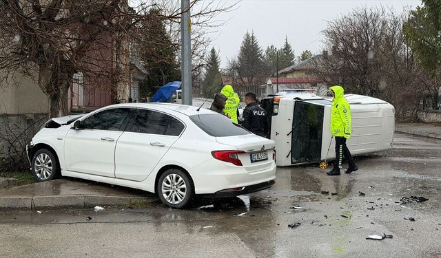 Seydişehir'de trafik kazasında 1'i çocuk 3 kişi yaralandı